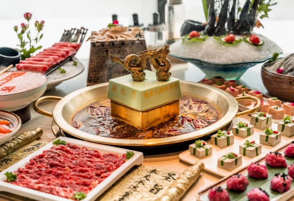 南川開(kāi)火鍋加盟店，如何吸引周?chē)用瘢? /> </p>
<p>那么，如果我們也想在南川某個(gè)街道或者小區(qū)附近開(kāi)一家連鎖<a href='http://m.fan114.com.cn/' target='_blank'>火鍋加盟</a>店的話，如何才能快速吸引周?chē)用裣M(fèi)呢？</p>
<p>1.大張旗鼓地散布開(kāi)業(yè)訊息</p>
<p>一般來(lái)說(shuō)，為了在開(kāi)業(yè)當(dāng)天達(dá)到滿(mǎn)意的銷(xiāo)售額，在火鍋店正式營(yíng)業(yè)之前，我們會(huì)先進(jìn)行鋪墊，在人流量相對(duì)比較集中的時(shí)間段，讓員工去周?chē)^(qū)門(mén)口發(fā)放宣傳單頁(yè)，盡可能地讓開(kāi)業(yè)信息散播出去。并且宣傳的陣仗越大，就越能引起大家的關(guān)注。</p>
<p>如果你只是簡(jiǎn)單地發(fā)發(fā)傳單，來(lái)往行人可能禮貌性地接過(guò)宣傳單頁(yè)，但是轉(zhuǎn)身就扔進(jìn)垃圾桶了，宣傳效果幾乎為零。所以，我們建議各位在發(fā)傳單的時(shí)候也要講究創(chuàng)新，比如可以編一段順口溜或者宣傳口號(hào)，通過(guò)朗朗上口的口號(hào)吸引大家的目光，另外也可以發(fā)一些小禮品，顧客出于禮貌也不會(huì)立馬扔掉宣傳單，而是會(huì)仔細(xì)閱讀一番。</p>
<p>2.聲勢(shì)浩大地策劃開(kāi)業(yè)活動(dòng)</p>
<p>火鍋店前期開(kāi)業(yè)宣傳造勢(shì)，只是為開(kāi)業(yè)撕開(kāi)了一個(gè)缺口，讓人們產(chǎn)生了來(lái)消費(fèi)的想法，而這個(gè)想法最終能否轉(zhuǎn)換成真實(shí)的消費(fèi)數(shù)據(jù)，還得看開(kāi)業(yè)活動(dòng)和當(dāng)日門(mén)店的秩序和安排。開(kāi)業(yè)活動(dòng)的主題是實(shí)惠和熱鬧，所以我們既要定好折扣，又得把氛圍烘托起來(lái)，花籃、橫幅是必不可少的，除此之外還可以在店內(nèi)店外分別安排一些演出，把周?chē)娜罕姸嘉竭@里來(lái)。</p>
<p>當(dāng)然了，當(dāng)天的活動(dòng)氛圍很重要，但是消費(fèi)秩序也很重要，畢竟我們知道開(kāi)業(yè)當(dāng)天門(mén)店的人流量較高，店內(nèi)店外的秩序都需要維護(hù)，如果老板一心投入到后廚的工作中去，而忽視了店內(nèi)秩序的維護(hù)的話，大家將高聲喧嘩，員工也猶如一頭蒼蠅四處亂撞，店內(nèi)一團(tuán)亂麻，看上去亂糟糟的，店外的消費(fèi)者看見(jiàn)此情此景，必然也不會(huì)來(lái)消費(fèi)。</p>
<p>3.限量產(chǎn)品，激活消費(fèi)熱情</p>
<p>上文我們提到的兩點(diǎn)是開(kāi)業(yè)活動(dòng)必不可少的，也是每家火鍋店開(kāi)業(yè)都會(huì)走的兩個(gè)步驟，但是如何產(chǎn)生差異化，達(dá)到更好的宣傳效果，聚集更高的消費(fèi)人氣呢？我們還得打造亮點(diǎn)。對(duì)于消費(fèi)者來(lái)說(shuō)，麻辣的火鍋吃了很多，無(wú)論是味道還是服務(wù)，亦或是環(huán)境都大同小異，如果火鍋店沒(méi)有特色細(xì)節(jié)的話，也很難轉(zhuǎn)換消費(fèi)者。</p>
<p>但是如果我們利用消費(fèi)者對(duì)稀缺產(chǎn)品的好奇心理，將會(huì)打造緊迫感，消除顧客的猶豫。開(kāi)業(yè)前一周每日限量推出重磅產(chǎn)品的話，將能很好地激活顧客的消費(fèi)熱情，比如限量發(fā)售20份特色<a href='http://m.fan114.com.cn/dishes/201911136.html' target='_blank'>毛肚</a>，或者50份大刀腰片，制造產(chǎn)品的稀缺感，讓顧客產(chǎn)生爭(zhēng)分奪秒的緊缺感，從而能快速地產(chǎn)生消費(fèi)，甚至對(duì)于一些未如愿以?xún)敵缘?a href='http://m.fan114.com.cn/dishes/' target='_blank'>特色菜品</a>的顧客來(lái)說(shuō)，他們還會(huì)二次、三次消費(fèi)，直到達(dá)成目的為止。</p>
<p>以上就是<a href='http://m.fan114.com.cn/' target='_blank'>朝天門(mén)火鍋</a>的相關(guān)分享了，希望能對(duì)你有所幫助，如有其它疑問(wèn)，可給我們留言，一起交流學(xué)習(xí)！</p><p><strong>推薦閱讀:</strong></p>
					<p><a href=