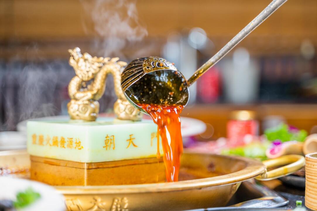 南派火鍋油碟燙毛肚，北派火鍋麻醬涮羊肉