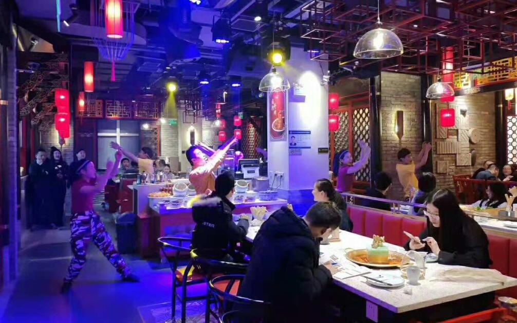 一年四季都排隊的火鍋店，到底有什么技巧？