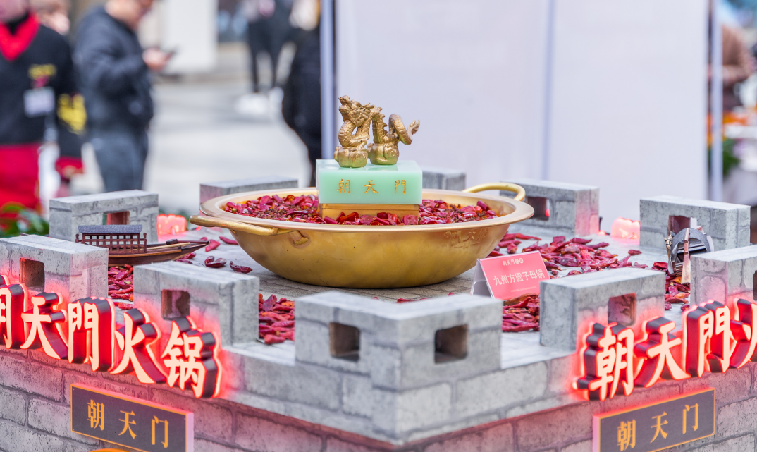 朝天門火鍋店，沒有雞骨泥，只有新鮮金湯花膠雞鍋！