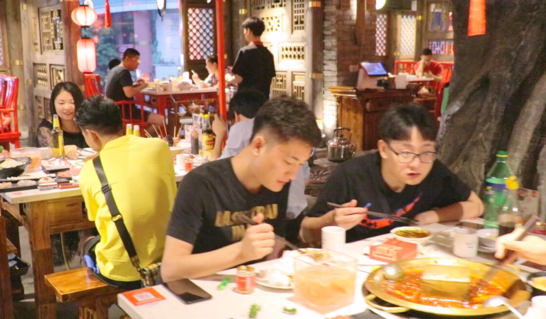四川火鍋，推出低價套餐，生意是否好？